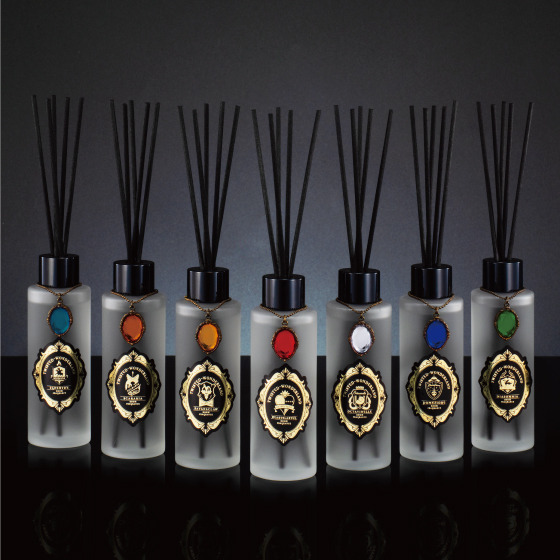 「ディズニー ツイステッドワンダーランド ルームフレグランス」各3,630円(税込)(C)Disney