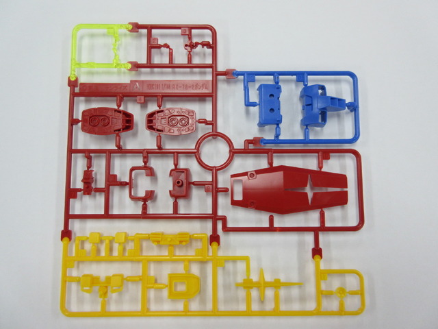 本館の4色射出成形機（多色成形機） 多色成形機で4色成形したランナー （C）創通・サンライズ