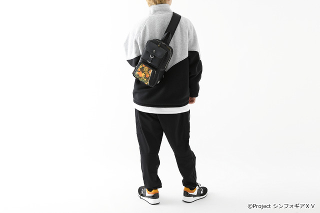 「立花響モデルスニーカー」10,800円(税抜)／「立花響モデルボディバッグ」13,800円(税抜)（C）Project シンフォギアＸＶ