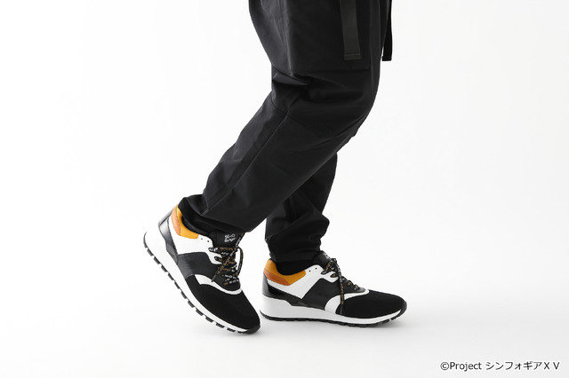 「立花響モデルスニーカー」10,800円(税抜)（C）Project シンフォギアＸＶ