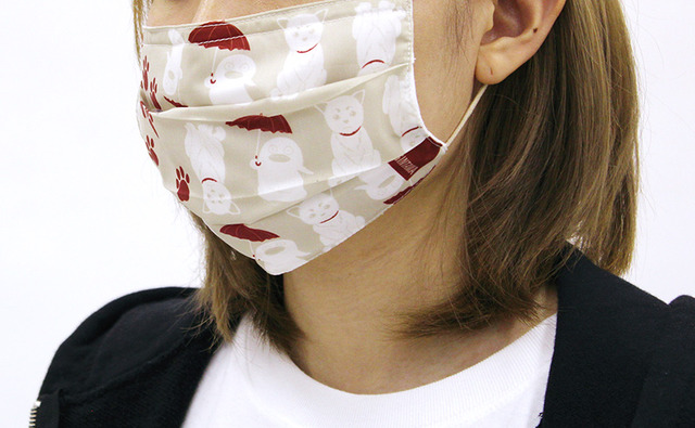 「定春とエリザベスの和柄マスク（着用）」2,000円（税抜）（C）空知英秋／劇場版銀魂製作委員会