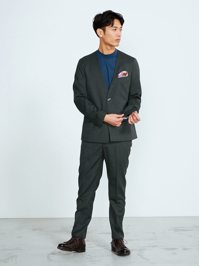 「ジョジョの奇妙な冒険 ダイヤモンドは砕けない スーツ」岸辺露伴モデル・ジャケット 30,800円（税込）／パンツ13,200円（税込）（C）LUCKY LAND COMMUNICATIONS/集英社・ジョジョの奇妙な冒険DU製作委員会