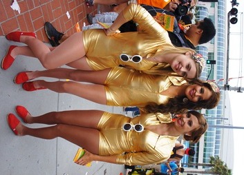 まるで宇宙人。ゴールドのスタイルはコミコンらしいSFテースト