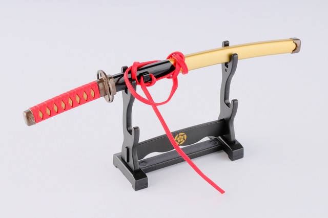 「刀剣乱舞-ONLINE-ペーパーナイフ へし切長谷部モデル」4,000円（税抜）（C）2015 EXNOA LLC/Nitroplus