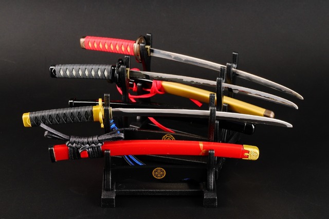 「刀剣乱舞-ONLINE-ペーパーナイフ へし切長谷部モデル」「刀剣乱舞-ONLINE-ペーパーナイフ 加州清光モデル」「刀剣乱舞-ONLINE-ペーパーナイフ 大和守安定モデル」各4,000円（税抜）（C）2015 EXNOA LLC/Nitroplus