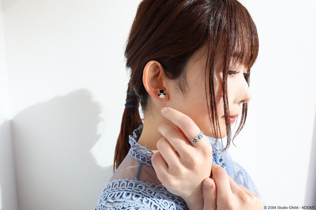 「ハウルの動く城 ハウルアクセサリーシリーズ」着用イメージ（C） 2004 Studio Ghibli・NDDMT
