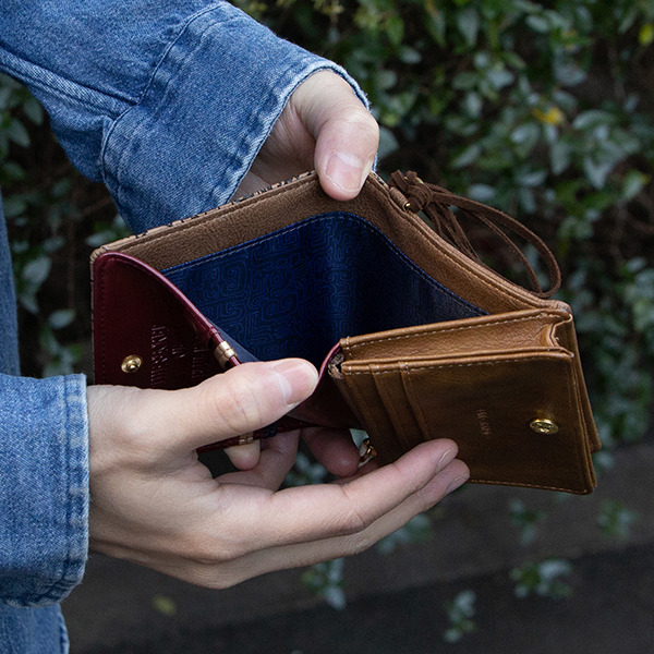 「ナディア モデル 二つ折り財布」10,800円(税別)（C）NHK・NEP