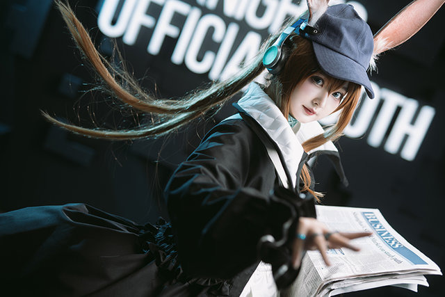 『アークナイツ』アーミヤ（コーデ「新聞配達員」）／撮影：KK-kkkk