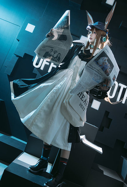 『アークナイツ』アーミヤ（コーデ「新聞配達員」）／撮影：KK-kkkk