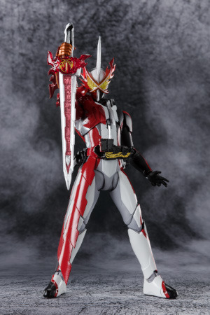 「S.H.Figuarts 仮面ライダーセイバー ドラゴニックナイト」7,150円（税込）（C）2020 石森プロ・テレビ朝日・ADK EM・東映