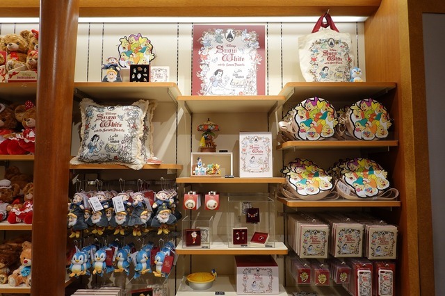『白雪姫』モチーフのアイテム (C) Disney