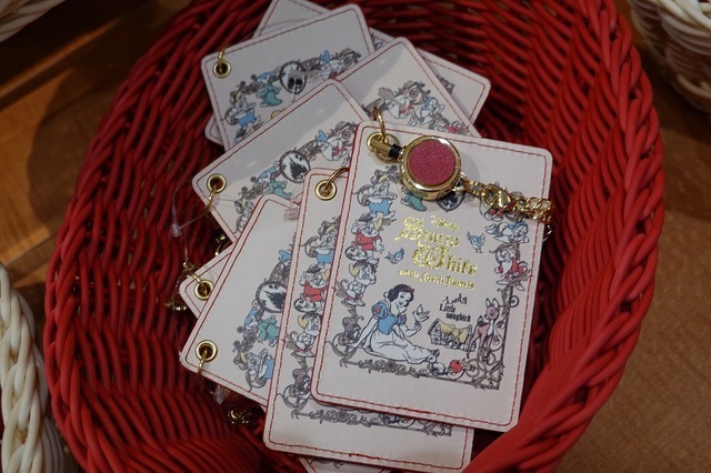 『白雪姫』モチーフのアイテム (C) Disney