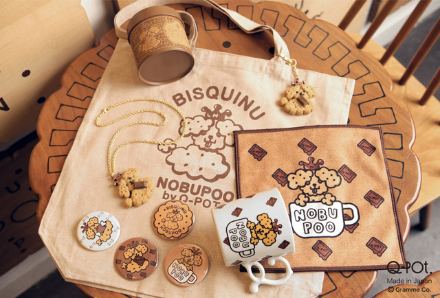 バッグチャーム 8,800円(税込)／マグカップ 2,640円(税込)／タオル 1,100円(税込)／トートバッグ 1,100円(税込)／缶バッチ(全4種) 各500円(税込)