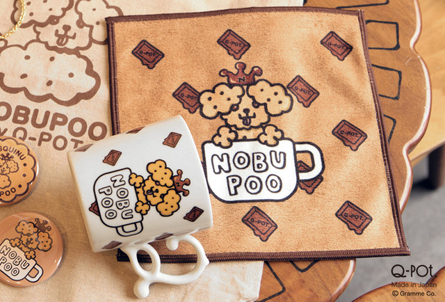 バッグチャーム 8,800円(税込)／マグカップ 2,640円(税込)／タオル 1,100円(税込)／トートバッグ 1,100円(税込)／缶バッチ(全4種) 各500円(税込)