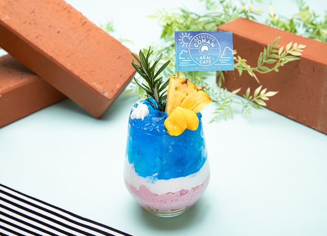 さざ波の魔法使いパフェ・1,390 円（税込 1,529 円）（C）青山剛昌／小学館・読売テレビ・TMS 1996