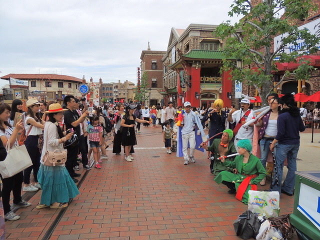 お気に入りキャラクターのコスプレを楽しむファン