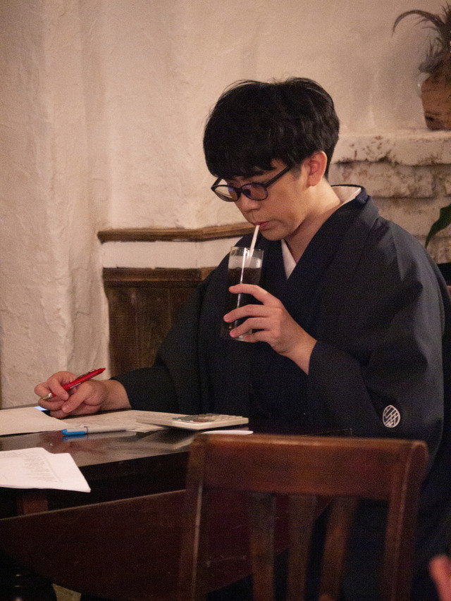 『僕ら的には理想の落語』第11話撮影時オフショット（C）ぼくらく