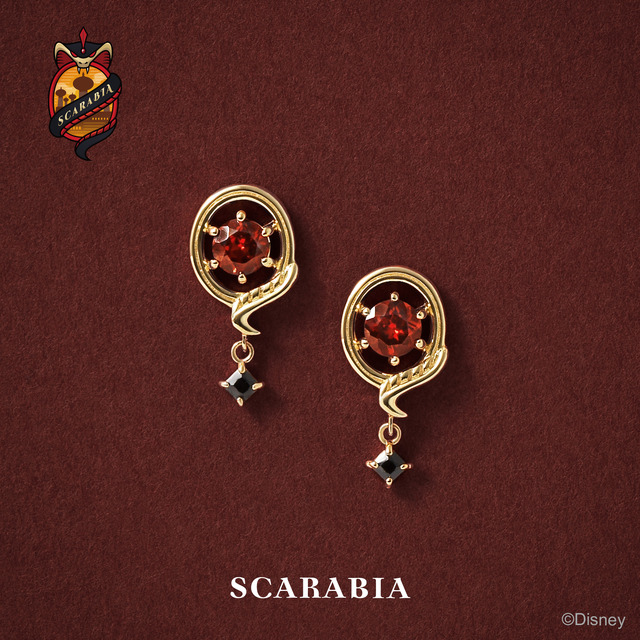 「スカラビア」ピアス：22,000円（税込）／イヤリング：25,300円（税込）（C）Disney