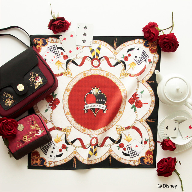 『ディズニー ツイステッドワンダーランド』コレクション ハンカチーフ2,000円(税抜)／ポーチ5,800円(税抜)／ショルダー9,800円(税抜)（C）Disney