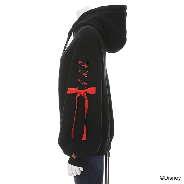 『ディズニーツイステッドワンダーランド』デザインパーカー ハーツラビュル寮デザイン各10,780円(税込)（C）Disney