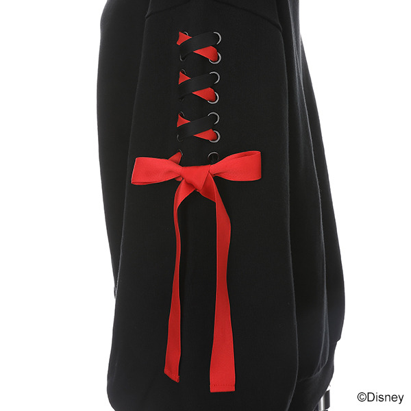 『ディズニーツイステッドワンダーランド』デザインパーカー ハーツラビュル寮デザイン各10,780円(税込)（C）Disney