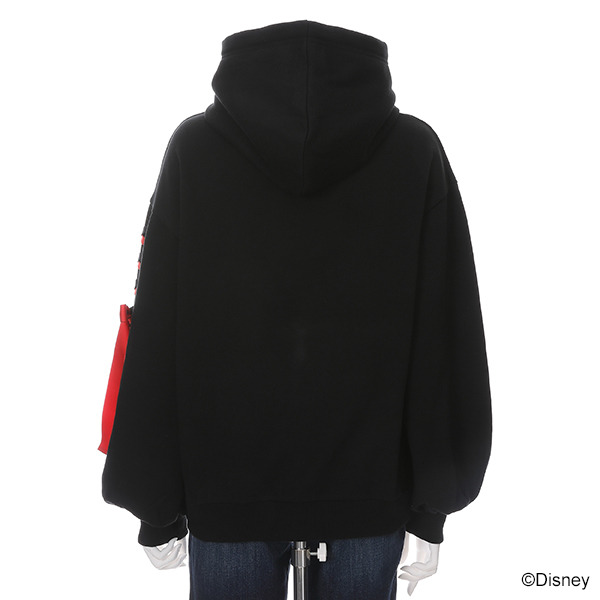 『ディズニーツイステッドワンダーランド』デザインパーカー ハーツラビュル寮デザイン各10,780円(税込)（C）Disney