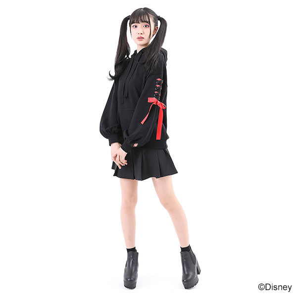 『ディズニーツイステッドワンダーランド』デザインパーカー ハーツラビュル寮デザイン各10,780円(税込)（C）Disney