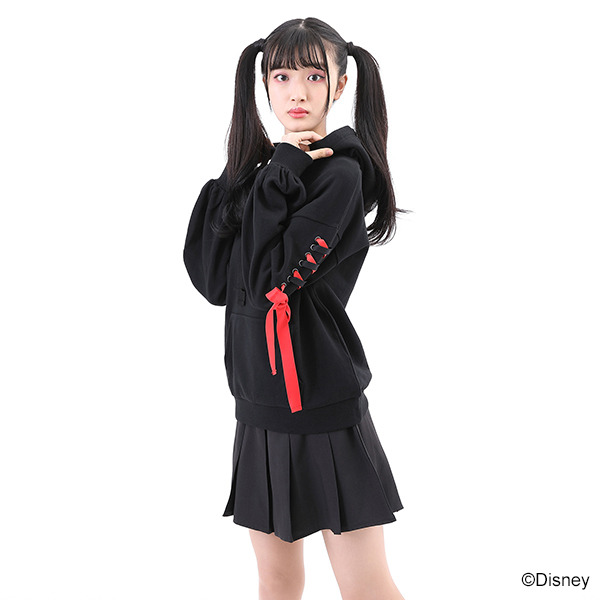 『ディズニーツイステッドワンダーランド』デザインパーカー ハーツラビュル寮デザイン各10,780円(税込)（C）Disney