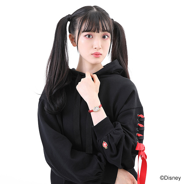 『ディズニーツイステッドワンダーランド』デザインパーカー ハーツラビュル寮デザイン各10,780円(税込)　／デザイン腕時計 ハーツラビュル寮デザイン各15,180円(税込)（C）Disney
