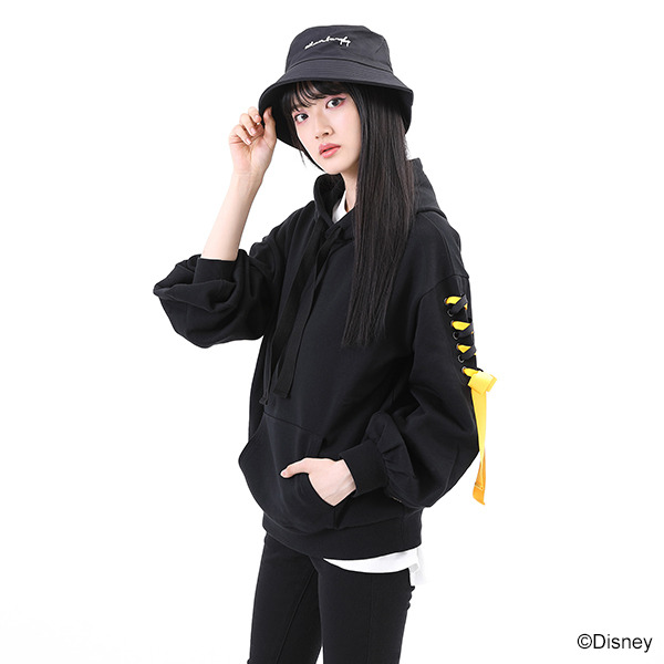『ディズニーツイステッドワンダーランド』デザインパーカー サバナクロー寮デザイン各10,780円(税込)（C）Disney