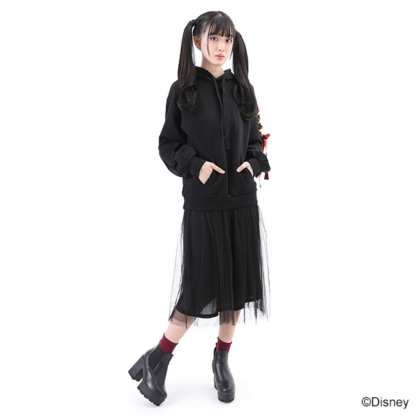 『ディズニーツイステッドワンダーランド』デザインパーカー スカラビア寮デザイン各10,780円(税込)（C）Disney