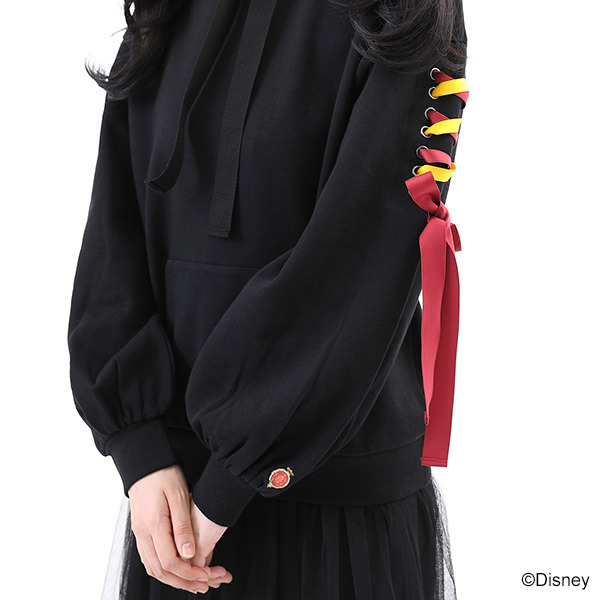 『ディズニーツイステッドワンダーランド』デザインパーカー スカラビア寮デザイン各10,780円(税込)（C）Disney