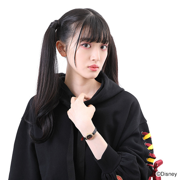 『ディズニーツイステッドワンダーランド』デザインパーカー スカラビア寮デザイン各10,780円(税込)　／デザイン腕時計 スカラビア寮デザイン各15,180円(税込)（C）Disney