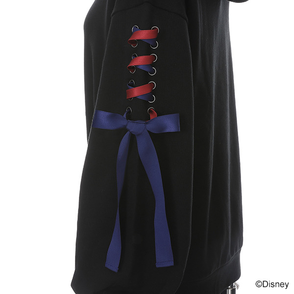 『ディズニーツイステッドワンダーランド』デザインパーカー ポムフィオーレ寮デザイン各10,780円(税込)（C）Disney