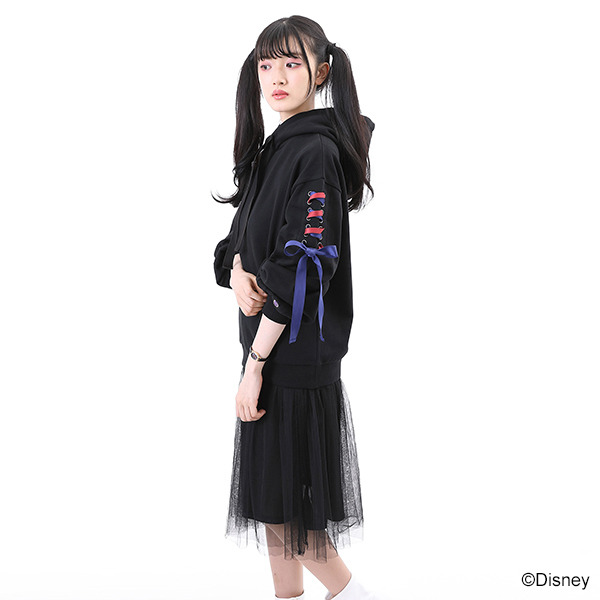 『ディズニーツイステッドワンダーランド』デザインパーカー ポムフィオーレ寮デザイン各10,780円(税込)（C）Disney