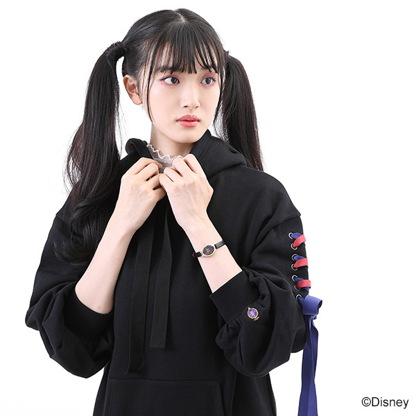 『ディズニーツイステッドワンダーランド』デザインパーカー ポムフィオーレ寮デザイン各10,780円(税込)　／デザイン腕時計 ポムフィオーレ寮デザイン各15,180円(税込)（C）Disney