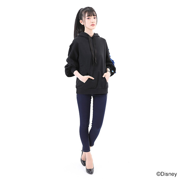 『ディズニーツイステッドワンダーランド』デザインパーカー イグニハイド寮デザイン各10,780円(税込)（C）Disney