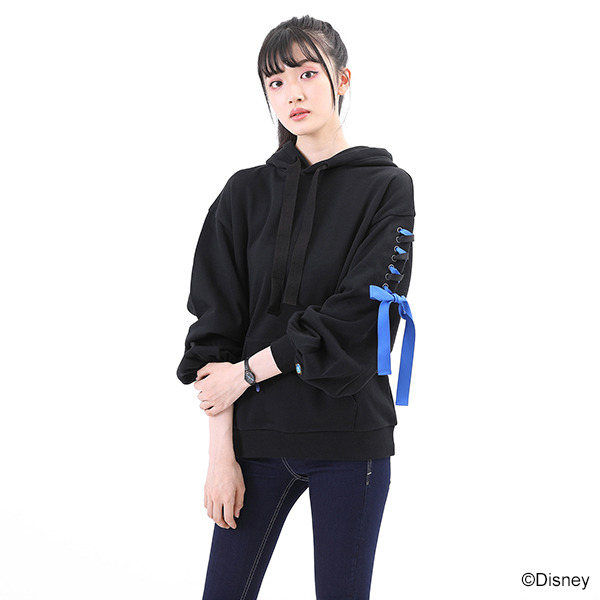 『ディズニーツイステッドワンダーランド』デザインパーカー イグニハイド寮デザイン各10,780円(税込)　／デザイン腕時計 イグニハイド寮デザイン各15,180円(税込)（C）Disney