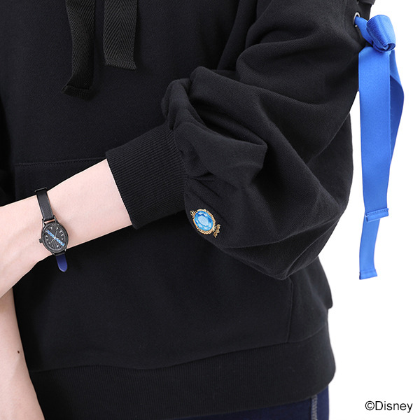 『ディズニーツイステッドワンダーランド』デザインパーカー イグニハイド寮デザイン各10,780円(税込)　／デザイン腕時計 イグニハイド寮デザイン各15,180円(税込)（C）Disney