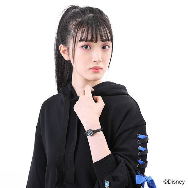 『ディズニーツイステッドワンダーランド』デザインパーカー イグニハイド寮デザイン各10,780円(税込)　／デザイン腕時計 イグニハイド寮デザイン各15,180円(税込)（C）Disney