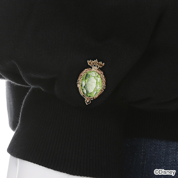 『ディズニーツイステッドワンダーランド』デザインパーカー ディアソムニア寮デザイン各10,780円(税込)（C）Disney