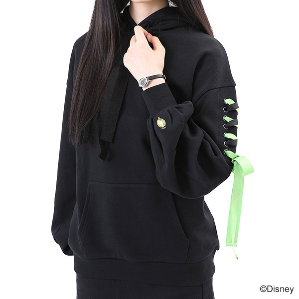 『ディズニーツイステッドワンダーランド』デザインパーカー ディアソムニア寮デザイン各10,780円(税込)　／デザイン腕時計 ディアソムニア寮デザイン各15,180円(税込)（C）Disney