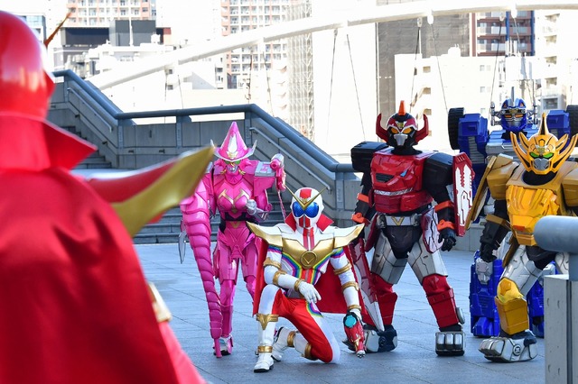 『「機界戦隊ゼンカイジャー」スピンオフ ゼンカイレッド大紹介！』（C）2021 「『機界戦隊ゼンカイジャー』スピンオフゼンカイレッド大紹介！」製作委員会（C）2021 テレビ朝日・東映AG・東映