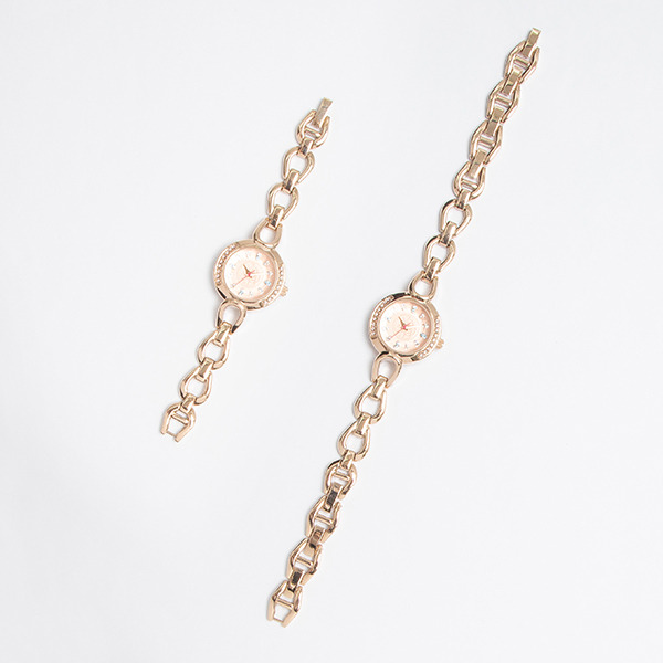 『刀剣乱舞-ONLINE-』コラボレーション 腕時計「乱藤四郎モデル」（C）2015 EXNOA LLC/Nitroplus