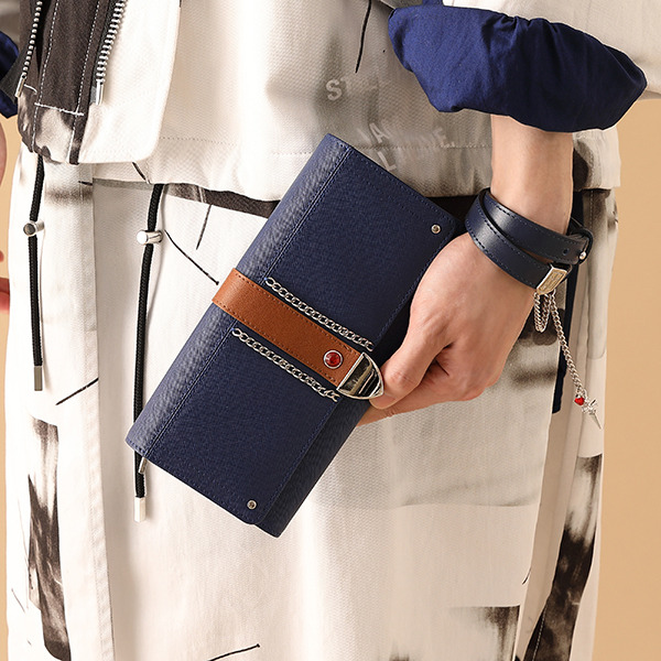 クラピカ モデル長財布／各11,880円(税込)（C）P98-21 （C）V・N・M／クラピカ モデルブレスレット／各10,780円(税込)（C）P98-21 （C）V・N・M