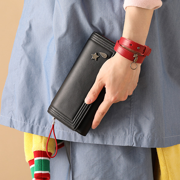 ヒソカ モデル長財布／各11,880円(税込)（C）P98-21 （C）V・N・M／ヒソカ モデルブレスレット／各10,780円(税込)（C）P98-21 （C）V・N・M