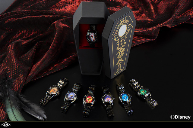 「『ディズニー ツイステッドワンダーランド』腕時計」各36,300円（税込）(C)Disney