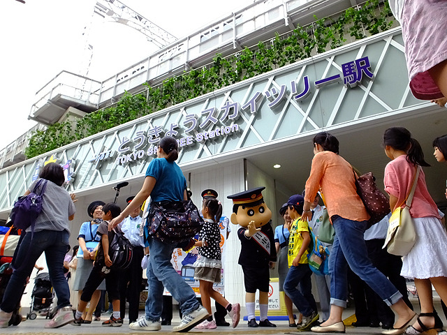 しんちゃん車掌、はしゃぐ親子とハイタッチ！