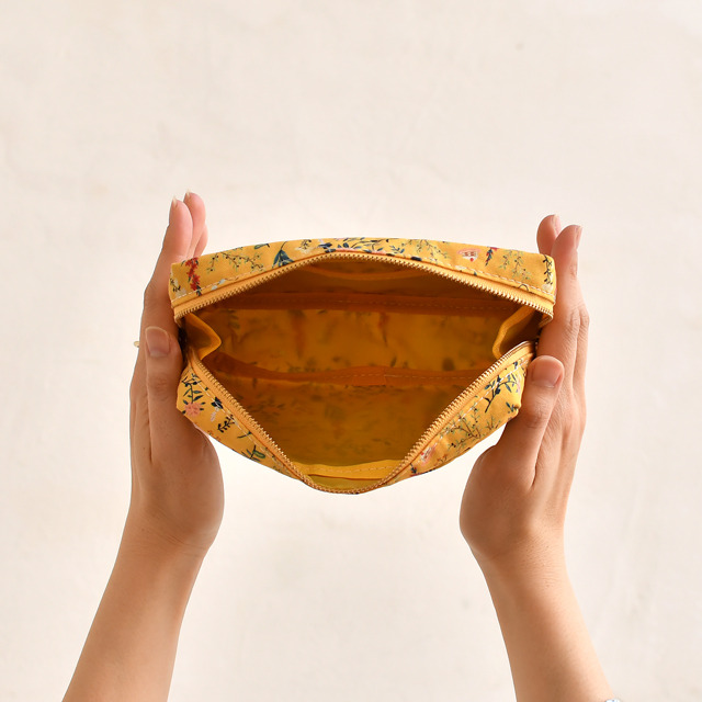 「スクエアポーチ」（立海、比嘉、四天宝寺）各3,080円（税抜）（C）許斐 剛／集英社・NAS・新テニスの王子様プロジェクト