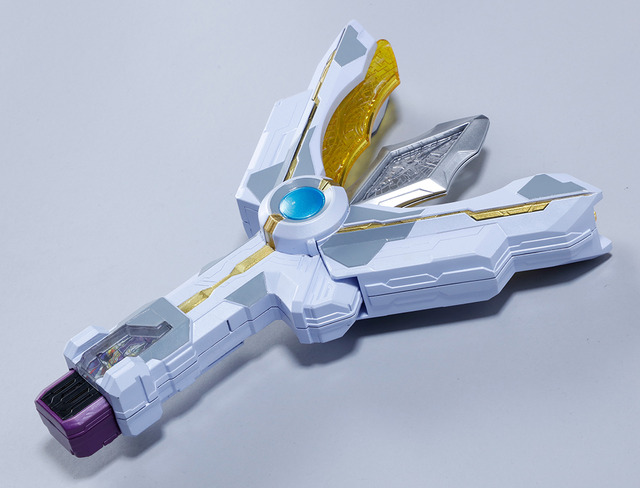 『ウルトラマントリガー NEW GENERATION TIGA』変身アイテム 「GUTSスパークレンス」 （C）円谷プロ（C）ウルトラマントリガー製作委員会・テレビ東京